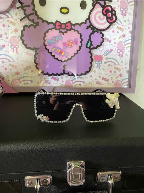 Accessories - NWOT Kawaii Pearl-Trim Shield Sunglasses in Black